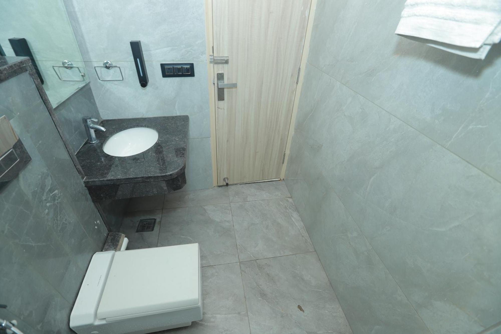 Zed - Delhi International Airport Bed & Breakfast 3*